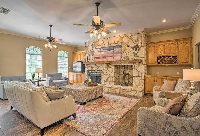 Happy Trails Hideout W/ New Bunk House & Hot Tub!