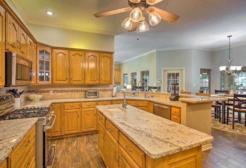 Happy Trails Hideout W/ New Bunk House & Hot Tub!