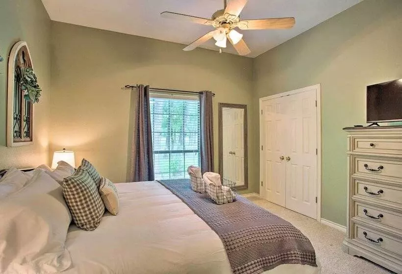 Happy Trails Hideout W/ New Bunk House & Hot Tub!