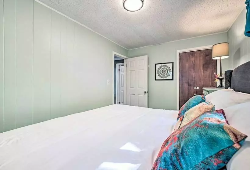 Lakefront Hideaway W/ Dock, Kayaks, Fire Pit!