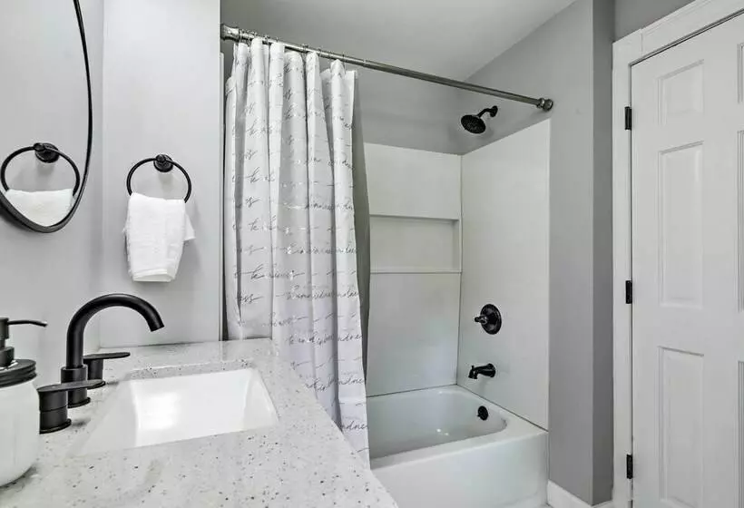 Lakefront Home: 2 Mi To Air Line State Park Trail!