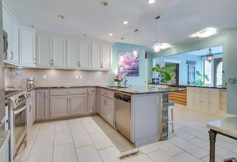 Large Family Home W/ Patios, Gas Grill + Fire Pit!