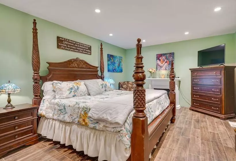 Large Family Home W/ Patios, Gas Grill + Fire Pit!