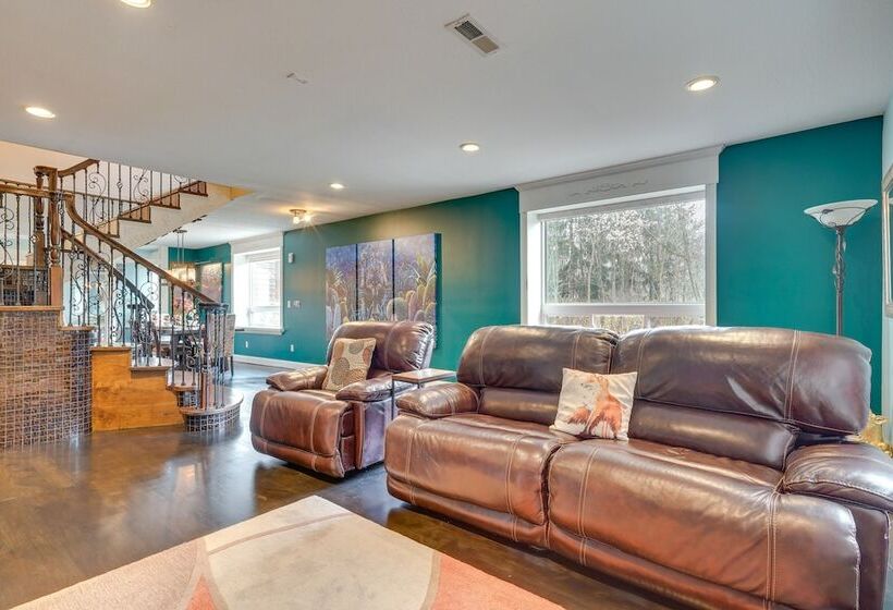 Large Family Home W/ Patios, Gas Grill + Fire Pit!