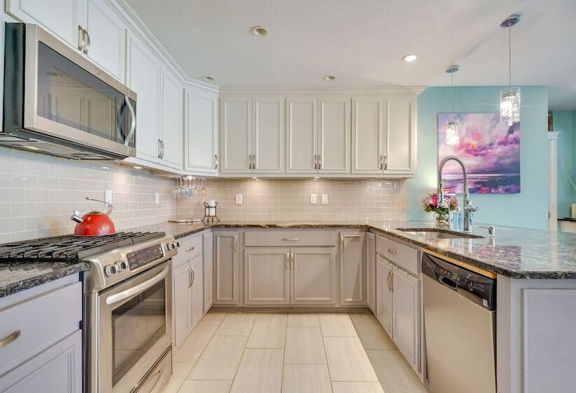 Large Family Home W/ Patios, Gas Grill + Fire Pit!