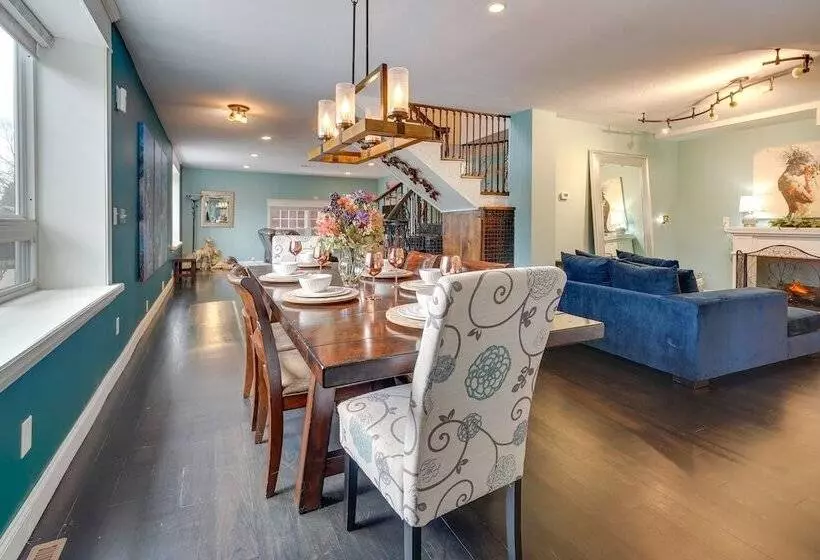 Large Family Home W/ Patios, Gas Grill + Fire Pit!