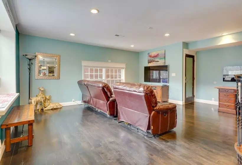 Large Family Home W/ Patios, Gas Grill + Fire Pit!