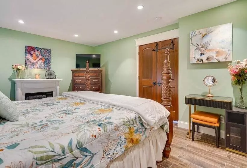 Large Family Home W/ Patios, Gas Grill + Fire Pit!