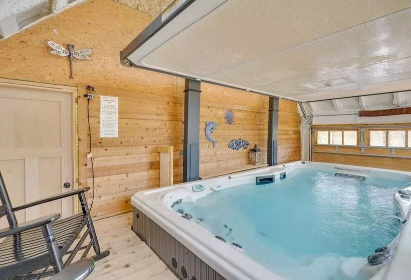 Large Family Home W/ Patios, Gas Grill + Fire Pit!