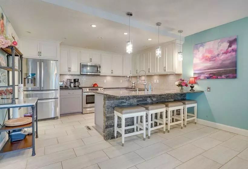 Large Family Home W/ Patios, Gas Grill + Fire Pit!