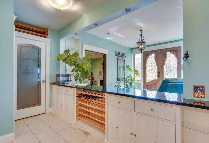 Large Family Home W/ Patios, Gas Grill + Fire Pit!