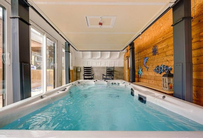 Large Family Home W/ Patios, Gas Grill + Fire Pit!