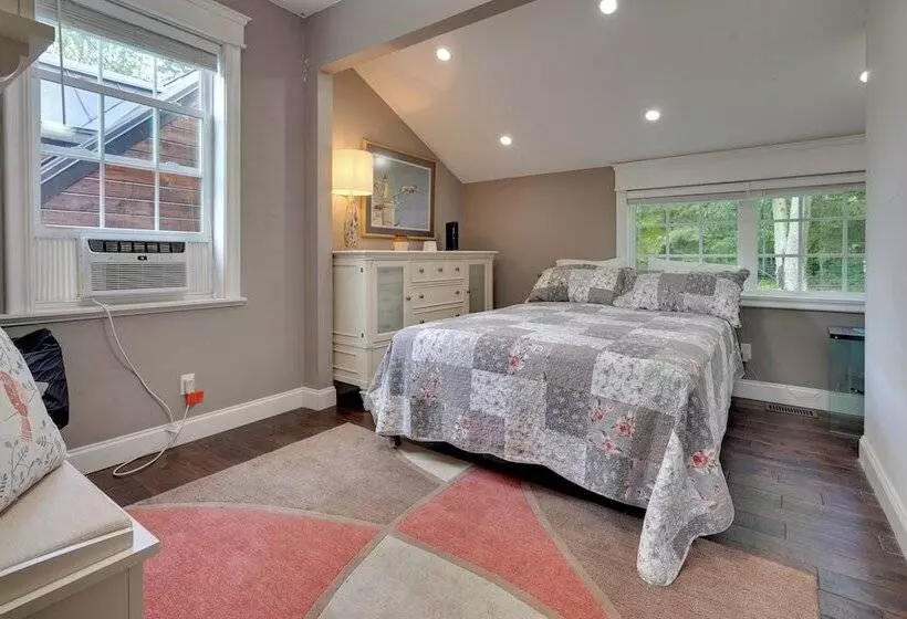 Large Family Home W/ Patios, Gas Grill + Fire Pit!