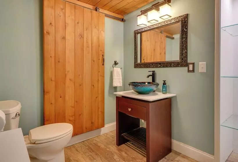 Large Family Home W/ Patios, Gas Grill + Fire Pit!