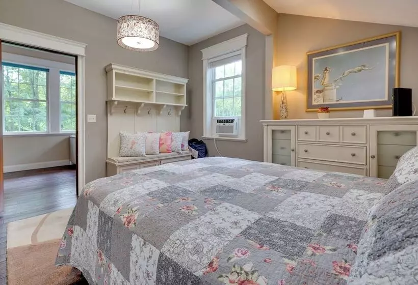 Large Family Home W/ Patios, Gas Grill + Fire Pit!