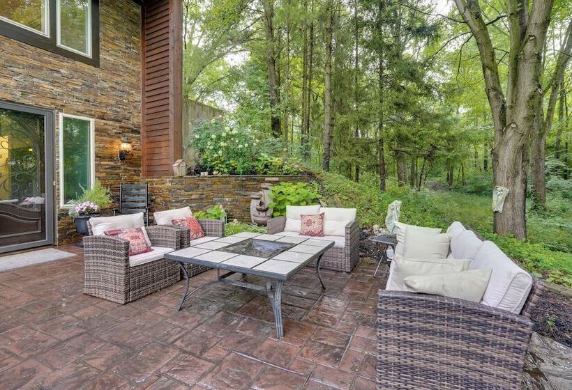 Large Family Home W/ Patios, Gas Grill + Fire Pit!