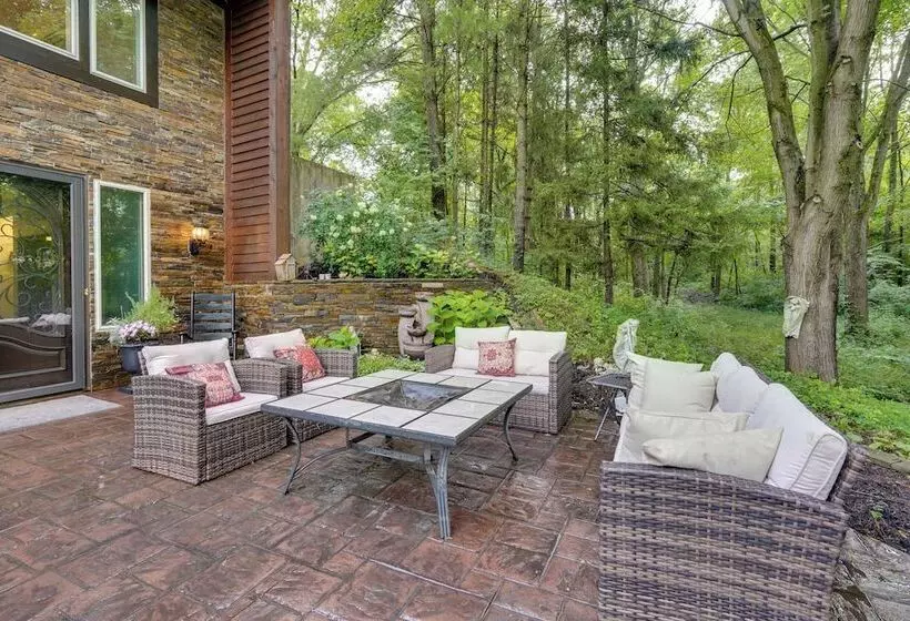 Large Family Home W/ Patios, Gas Grill + Fire Pit!