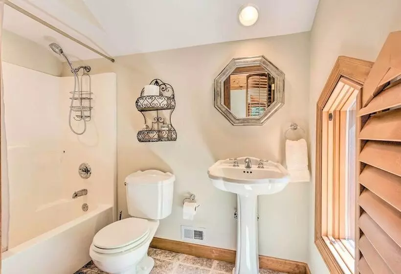 Lavish Beech Mountain Ski Cabin W/ Hot Tub!