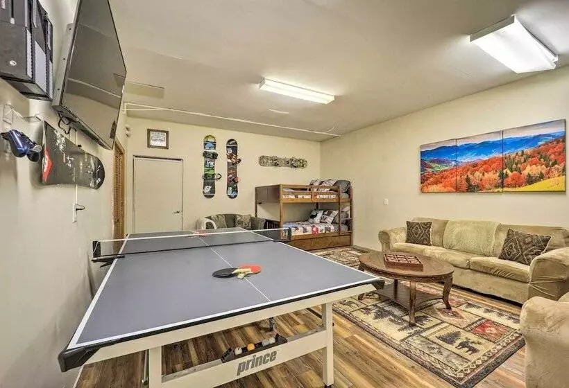 Lavish Beech Mountain Ski Cabin W/ Hot Tub!