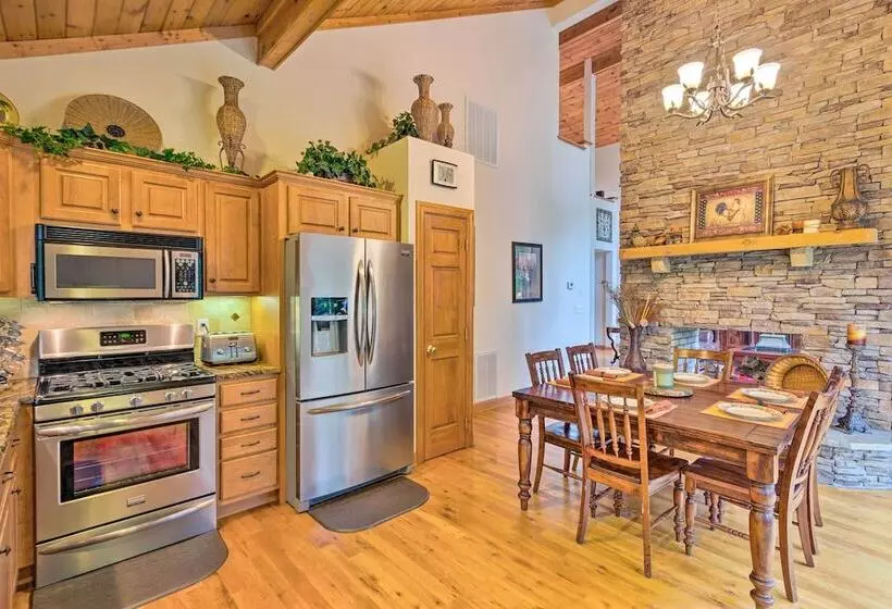 Lavish Beech Mountain Ski Cabin W/ Hot Tub!