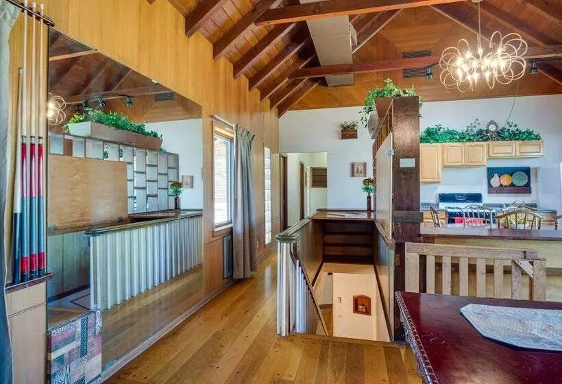 Ledge Lodge  Burkesville Getaway: Pool & Views!