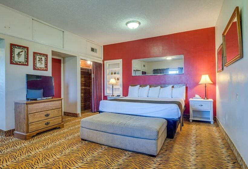 Ledge Lodge Burkesville Getaway: Pool & Views!