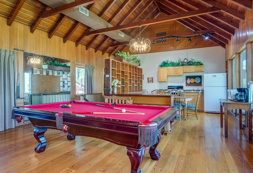 Ledge Lodge Burkesville Getaway: Pool & Views!