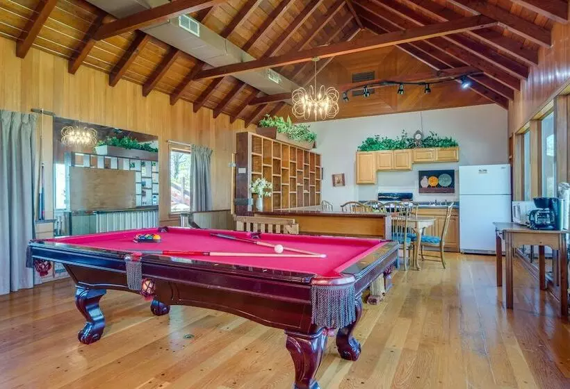 Ledge Lodge  Burkesville Getaway: Pool & Views!