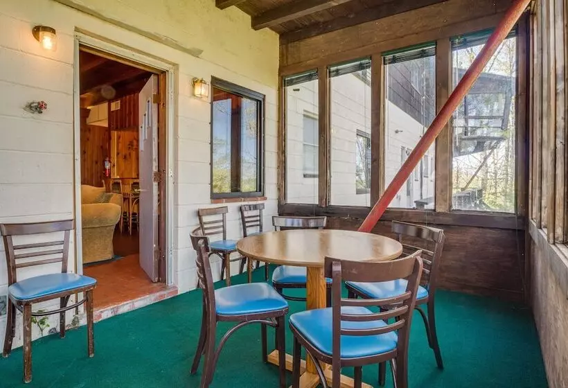 Ledge Lodge  Burkesville Getaway: Pool & Views!