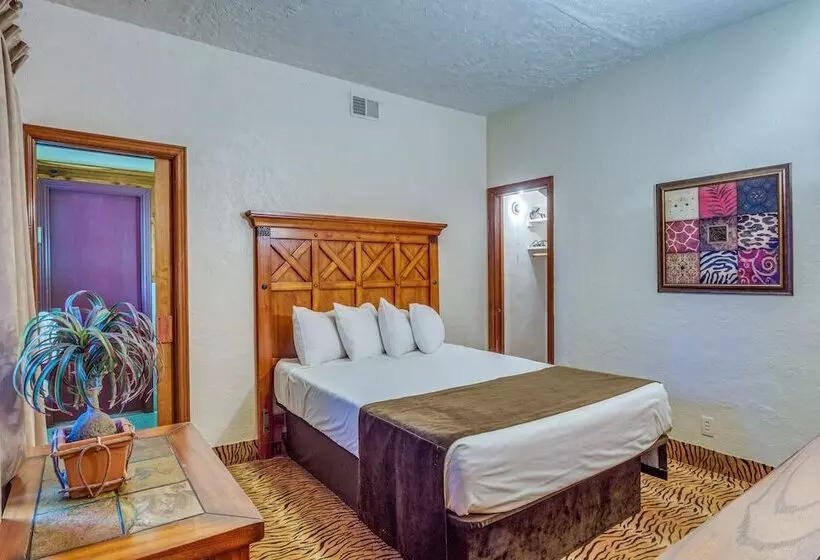 Ledge Lodge  Burkesville Getaway: Pool & Views!