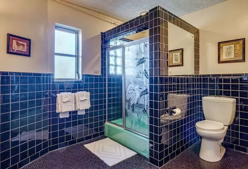 Ledge Lodge  Burkesville Getaway: Pool & Views!