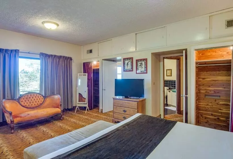 Ledge Lodge  Burkesville Getaway: Pool & Views!