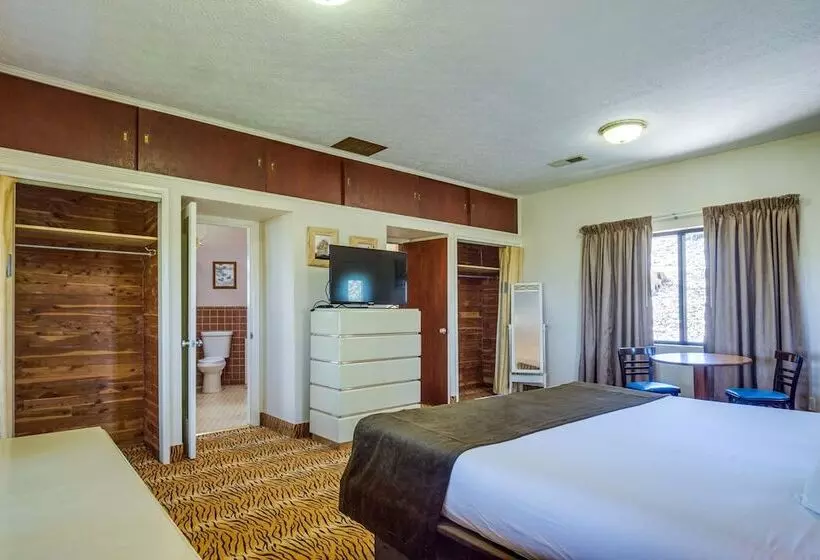 Ledge Lodge  Burkesville Getaway: Pool & Views!