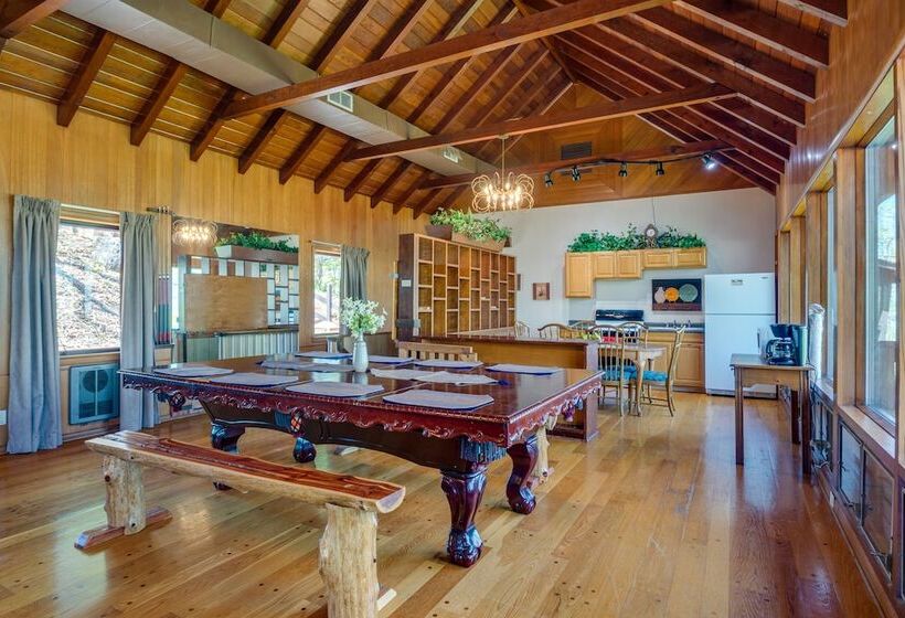 Ledge Lodge Burkesville Getaway: Pool & Views!