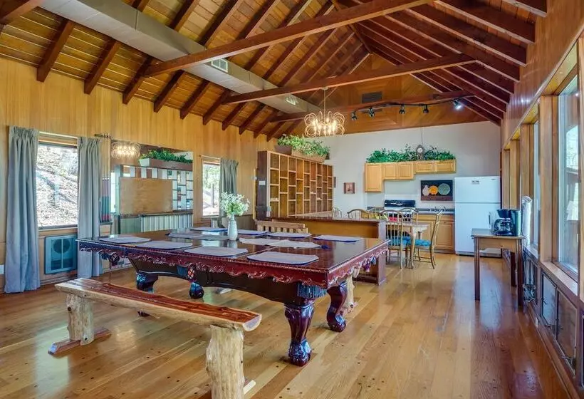 Ledge Lodge  Burkesville Getaway: Pool & Views!