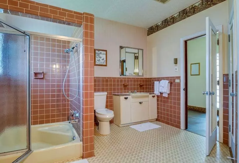 Ledge Lodge  Burkesville Getaway: Pool & Views!