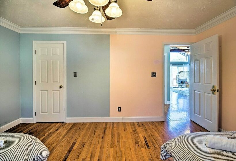 Linden Cabin W/ Hot Tub + Mountain Views!