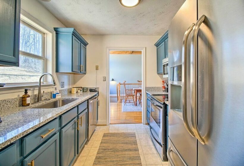 Linden Cabin W/ Hot Tub + Mountain Views!