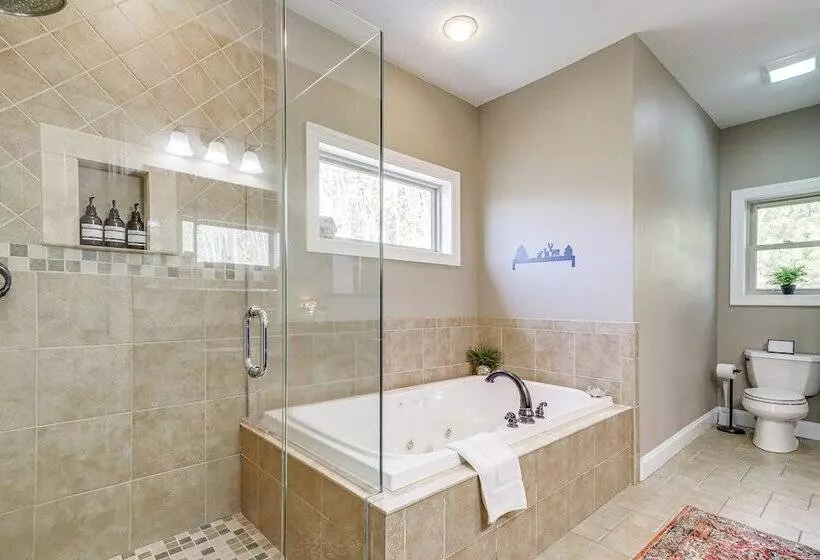 Luxurious Waynesville Family Home W/ Gorgeous View