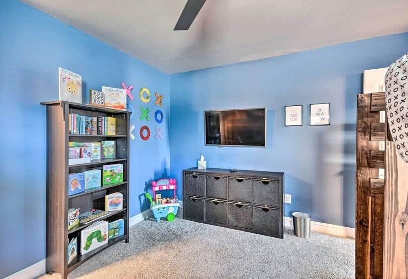 Modern Amarillo House W/ Fire Pit + Hot Tub!