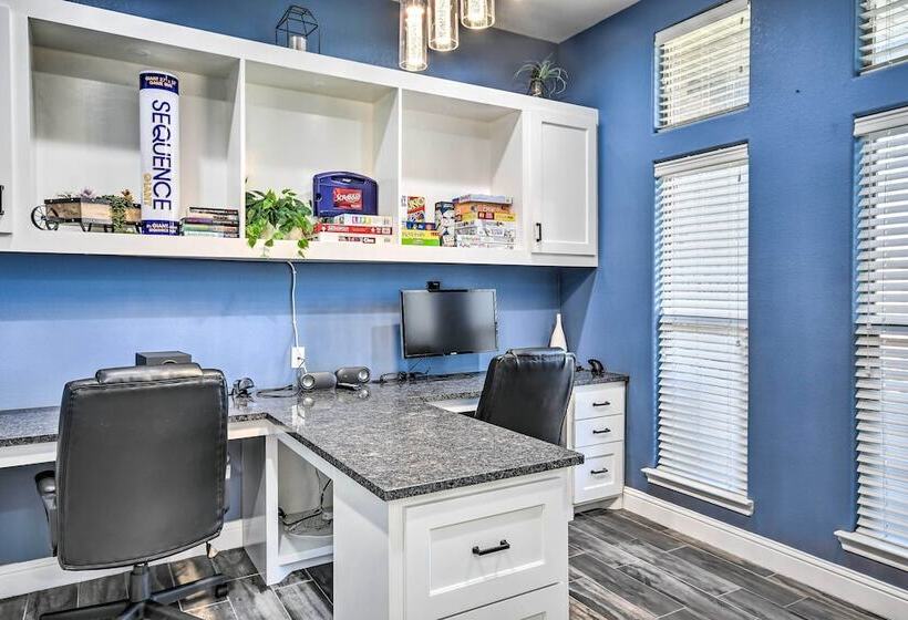 Modern Amarillo House W/ Fire Pit + Hot Tub!