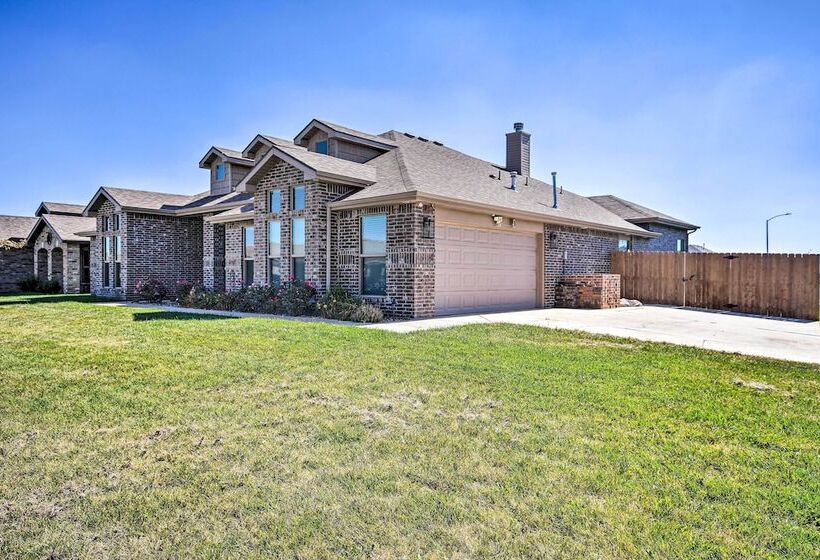 Modern Amarillo House W/ Fire Pit + Hot Tub!