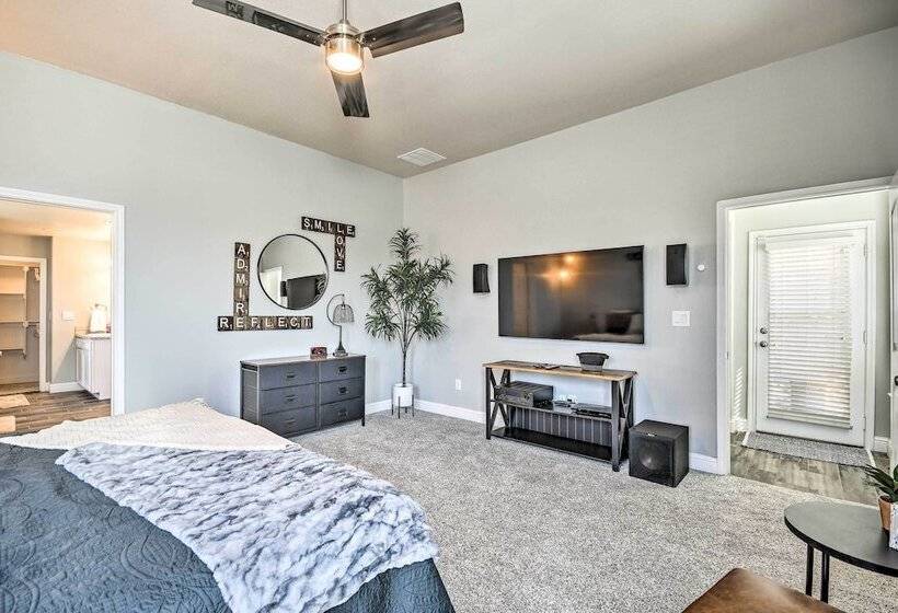 Modern Amarillo House W/ Fire Pit + Hot Tub!