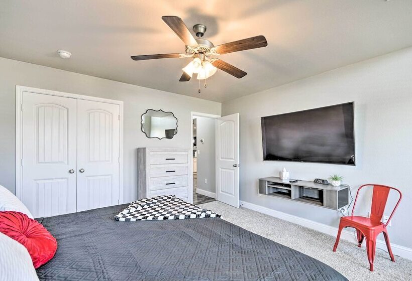 Modern Amarillo House W/ Fire Pit + Hot Tub!