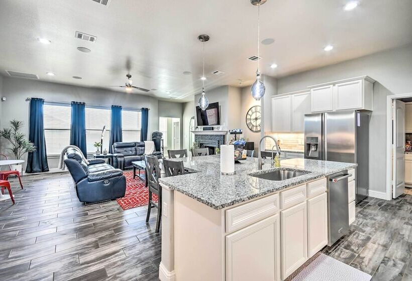 Modern Amarillo House W/ Fire Pit + Hot Tub!