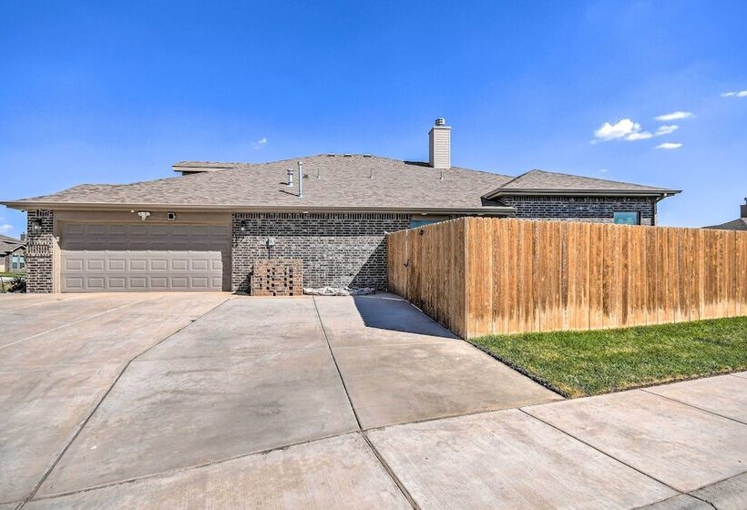 Modern Amarillo House W/ Fire Pit + Hot Tub!