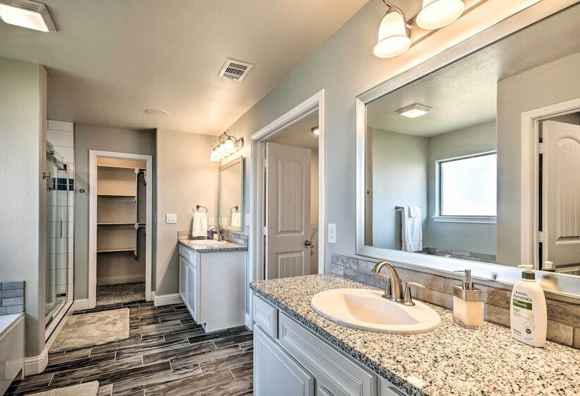 Modern Amarillo House W/ Fire Pit + Hot Tub!