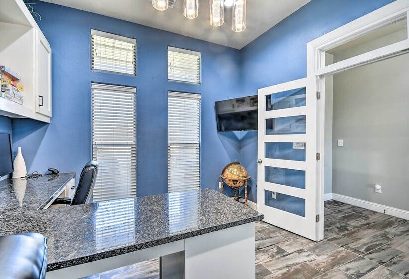 Modern Amarillo House W/ Fire Pit + Hot Tub!