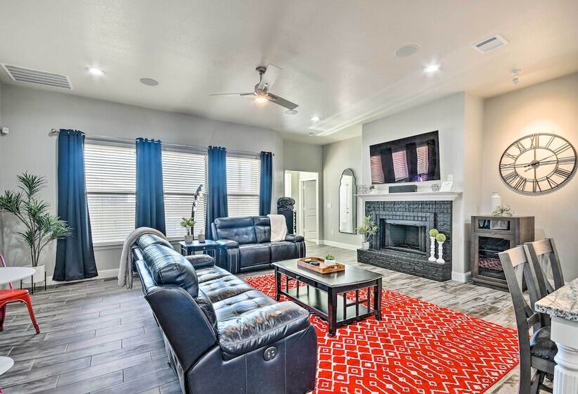 Modern Amarillo House W/ Fire Pit + Hot Tub!