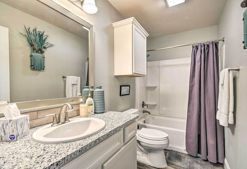 Modern Amarillo House W/ Fire Pit + Hot Tub!